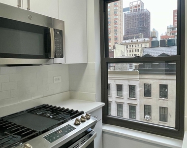 East 38th St /Lexington Ave - Photo Thumbnail 4