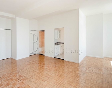 225 Rector Pl - Photo Thumbnail 0