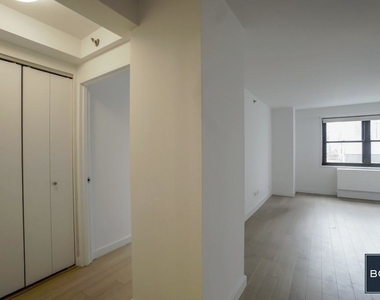 222 East 39th Street - Photo Thumbnail 2