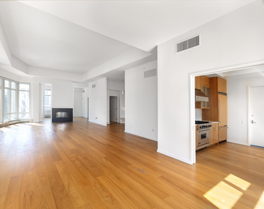 East 59th Street - Photo Thumbnail 5