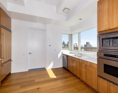 East 59th Street - Photo Thumbnail 4