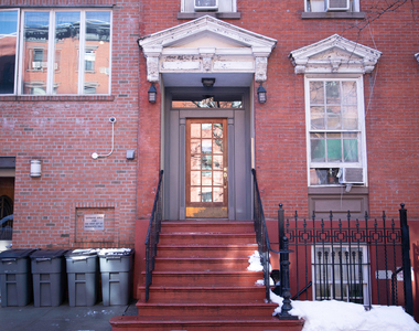 310 West 20th Street - Photo Thumbnail 3