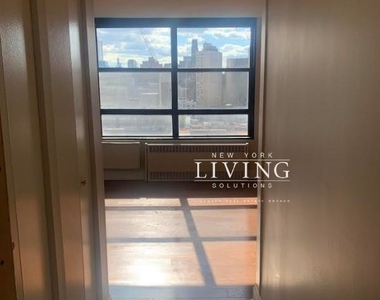 2 Blocks from Subway, Great views, Open Layout, Lots of Light  - Photo Thumbnail 1