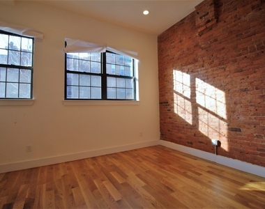 NO FEE! Spacious Charming 3 Br 2 Baths - Photo Thumbnail 4