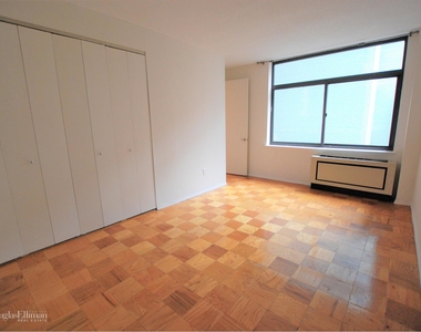 303 East 43rd St - Photo Thumbnail 3