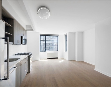 515 W 38th St - Photo Thumbnail 2