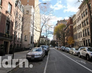 East 71st Street - Photo Thumbnail 2