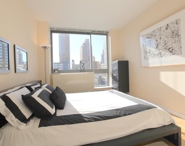 3 months free + No brokers fee, Penthouse corner unit, Large Livingroom with open kitchen, Abundance of bright natural light, washer and dryer,  - Photo Thumbnail 1