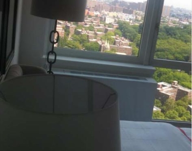 3 month free, wash/dry, floor to ceiling with city views on a high floor - Photo Thumbnail 3