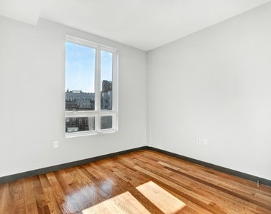 268 Metropolitan Ave - Photo Thumbnail 4