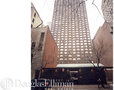 East 52nd St - Photo Thumbnail 3