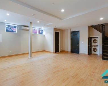 125 Leonard St - Photo Thumbnail 1