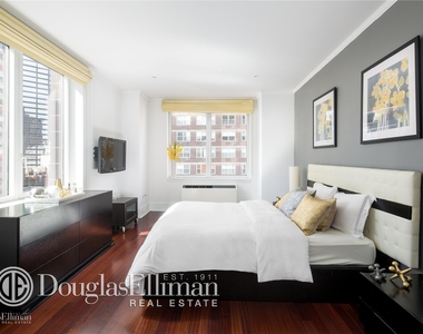 300 East 55th St - Photo Thumbnail 4