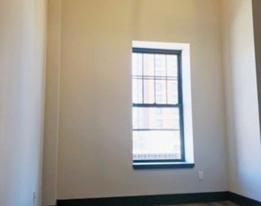 370 Throop Avenue - Photo Thumbnail 4