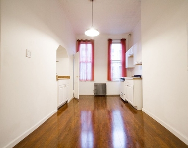 35 Montrose Avenue - Photo Thumbnail 5