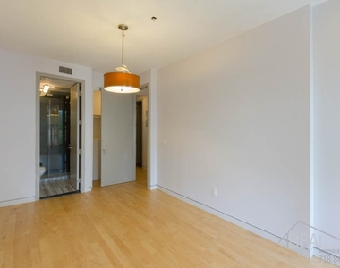 230A 6th Avenue Duplex with Private Garden - Photo Thumbnail 4