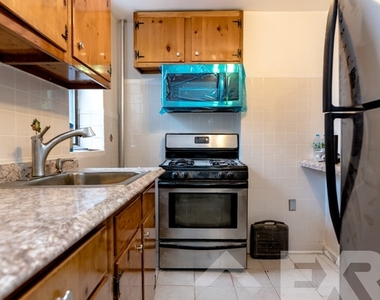 674 Lexington Avenue 2 Bedrooms With Exclusive Backyard..  - Photo Thumbnail 0