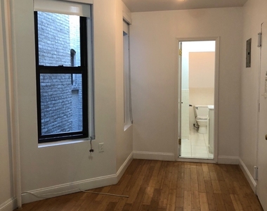 Soho- Beautiful 1br- Reno, quiet, dishwasher - Photo Thumbnail 4