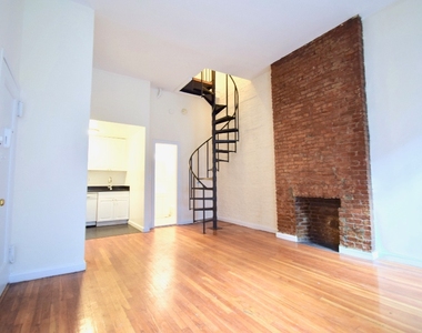 275 West 22nd Street - Photo Thumbnail 2