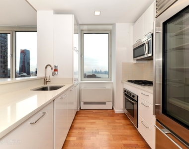 635 West 42nd St - Photo Thumbnail 2