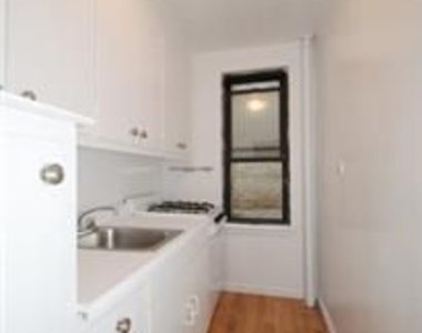 208 East 70th St - Photo Thumbnail 3