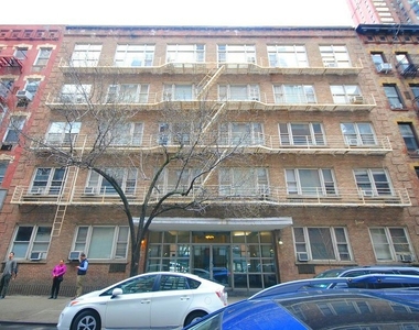 East 81st Street - Photo Thumbnail 7