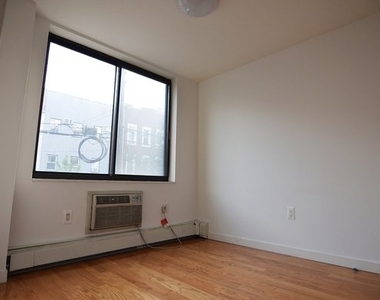 924 Metropolitan Ave - Photo Thumbnail 4