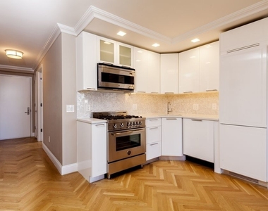 305 East 86th Street - Photo Thumbnail 2