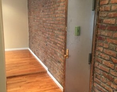 118 Quincy St - Photo Thumbnail 3