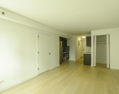 222 East 39th Street - Photo Thumbnail 1