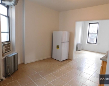 Low Fee apt on Mulberry Street. - Photo Thumbnail 2