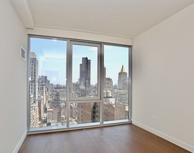 100 West 31st Street - Photo Thumbnail 2