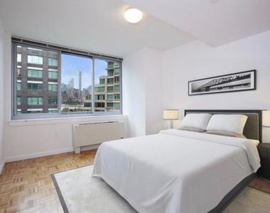 Vernon Blvd-New unit on the market - - Photo Thumbnail 4