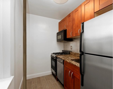 305 West 18th St - Photo Thumbnail 2