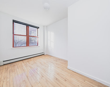 Incredible 3 Bed w/ Balcony in the East Village - Photo Thumbnail 6