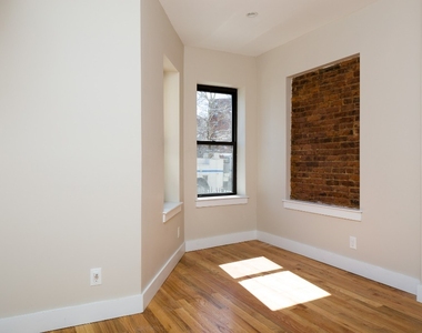 295 Bainbridge St - Photo Thumbnail 3