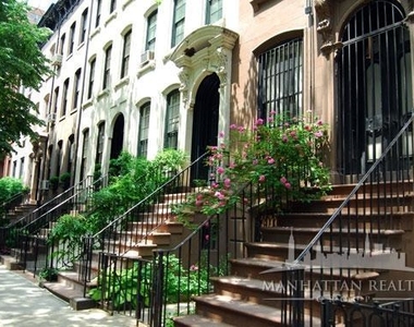 East 82nd Street - Photo Thumbnail 3