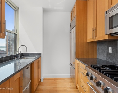 88 Greenwich St - Photo Thumbnail 2