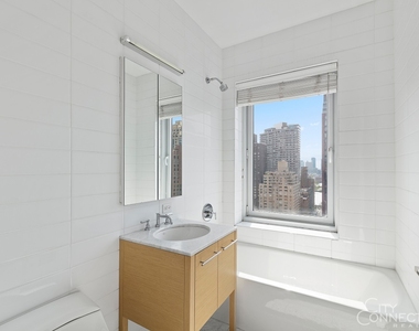 310 E 53rd St - Photo Thumbnail 4