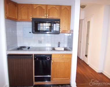 320 E 42nd St - Photo Thumbnail 2