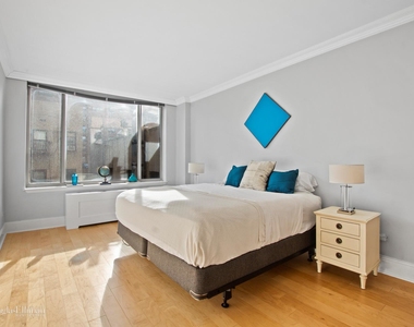 308 East 72nd St - Photo Thumbnail 2