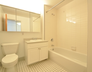 Large  Renovated 1 Bedroom in Hell's Kitchen Area - Photo Thumbnail 4