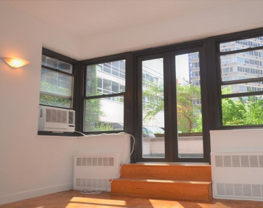 412 E 55th St - Photo Thumbnail 1