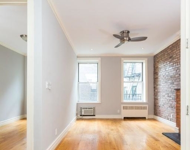 562 Hudson Street - Photo Thumbnail 4