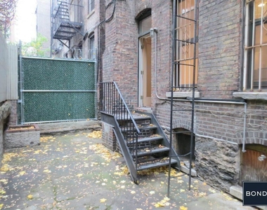 East 85 Street - Photo Thumbnail 6