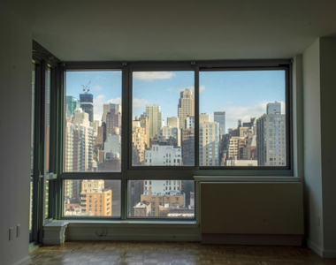 448 West 37th St - Photo Thumbnail 3