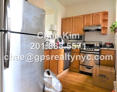 246 Manhattan Ave - Photo Thumbnail 2