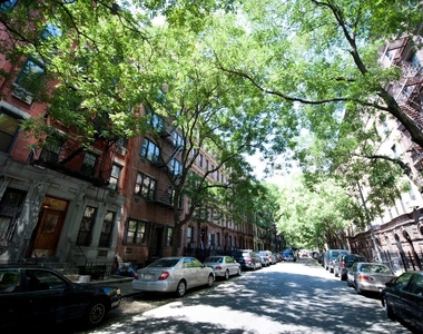 East 73rd St and 1st Ave - Photo Thumbnail 3