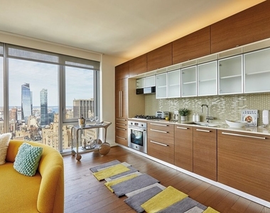 100 West 31 Street - Photo Thumbnail 2