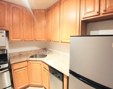 320 E 52nd - Photo Thumbnail 2